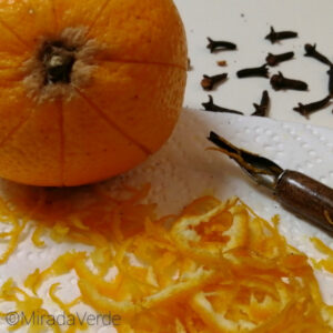 Orange mit Nelken spicken diy Dekoration
