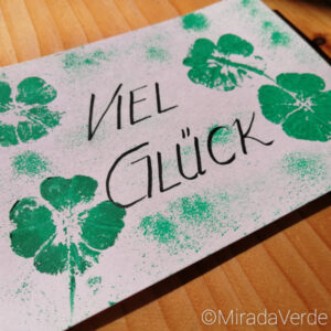 DIY Postkarte 'Viel Glück' mit Pflanzenstempel aus frischem Glücksklee
