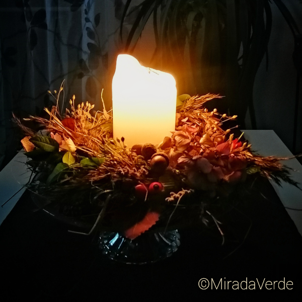 Herbstkranz um Kerze bei Nacht