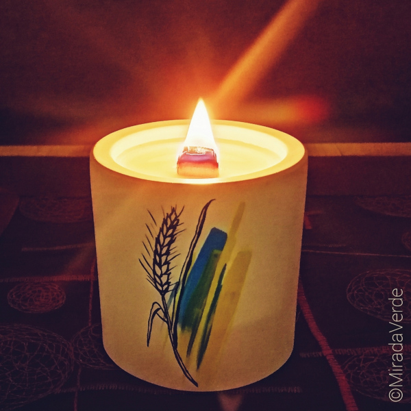 Kerze aus Sojawachs und Holzdocht mit ukrainischen Nationalfarben und Gerstenzeichnung als Dekor