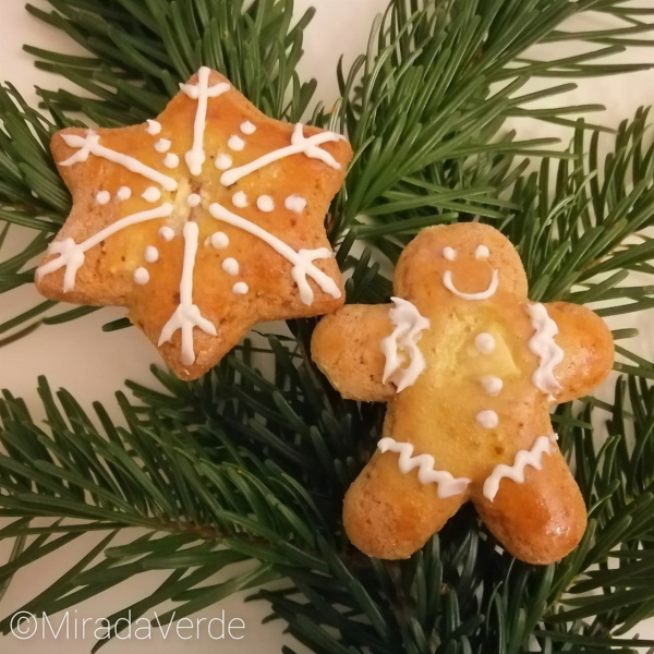 Lebkuchen Gingerbread Man und Stern mit weißer Zuckerschrift verziert