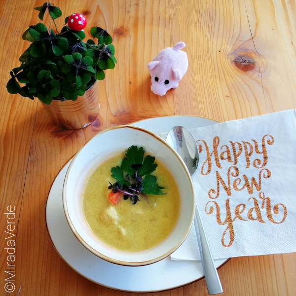 Mulligatawny Suppe auf gedecktem Silvestertisch mit Happy New Year Serviette