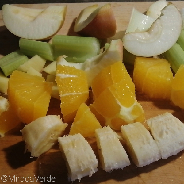 Apfel Banane Orange Ingwer Stangensellerie für Smoothie vorbereitet
