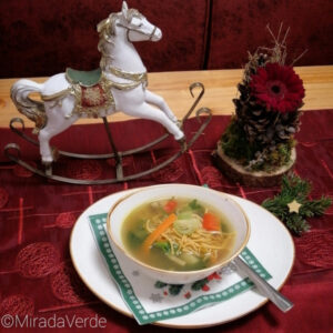 Winterliche Gemüsesuppe auf gedecktem Tisch