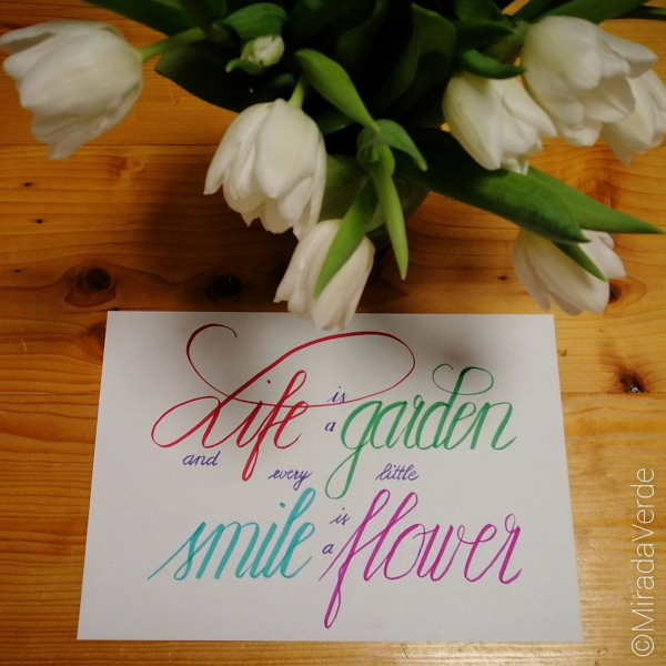 Weiße Tulpen mit handgeschriebenem Spruch