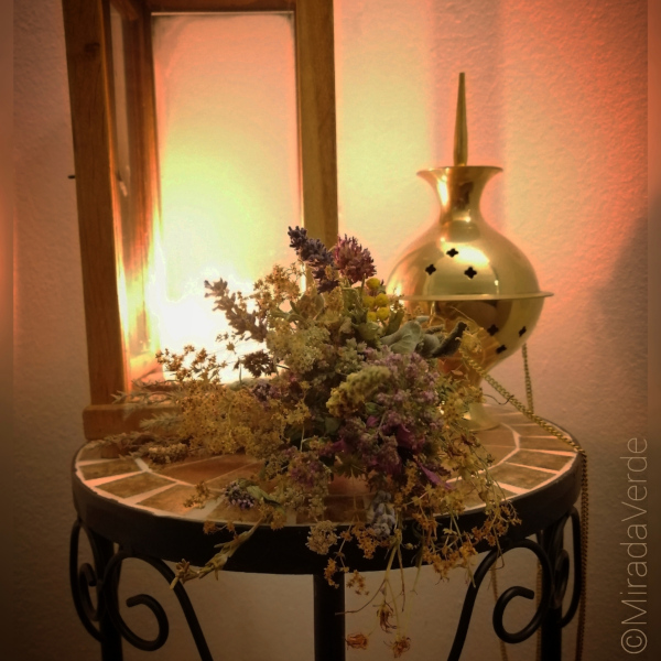 Lichtmess - Kräuterbuschen mit Kräuter zum Räuchern, Räucherfass und Kerze in Laterne