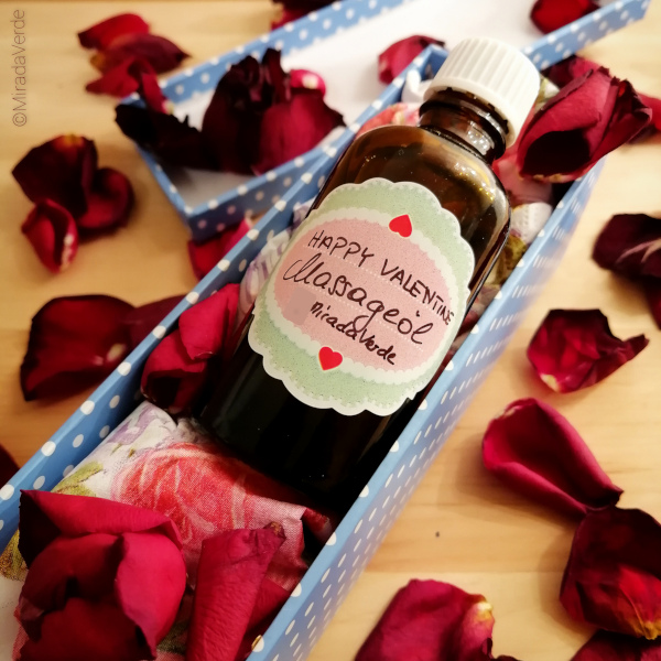 Happy Valentine Massage zwischen Rosenblütenblättern
