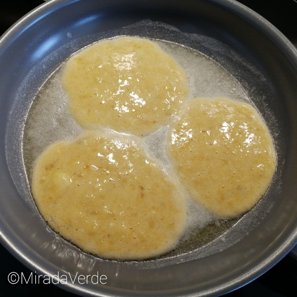 Bananen-Protein-Pancake-Masse in die Pfanne mit heißem Fett gießen