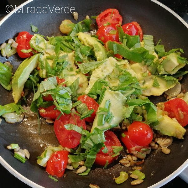 Fülle für Frühstücks-Eitokä aus Tomaten, Avocado, Sonnenblumenkerne und Kräuter