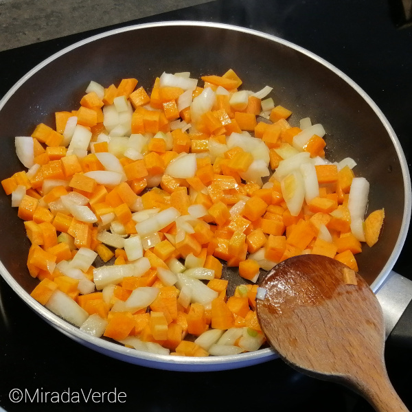 Zwiebel und Karotten in einer Pfanne rösten