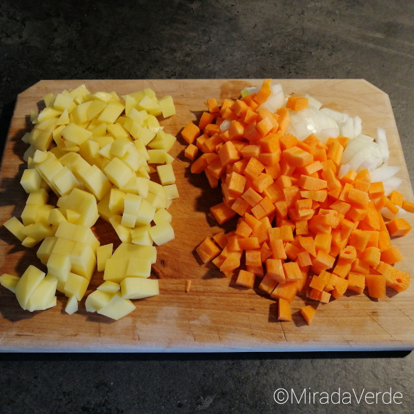 Kartoffeln, Karotten, Zwiebel vorbereiten