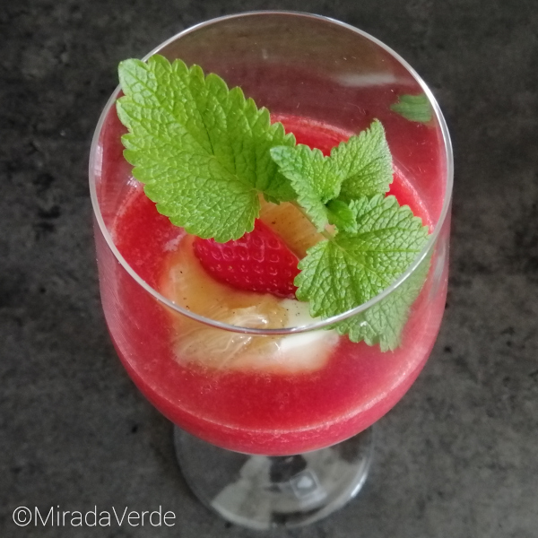 Erdbeer-Rhabarber-Dessert mit Zitronenmelisse