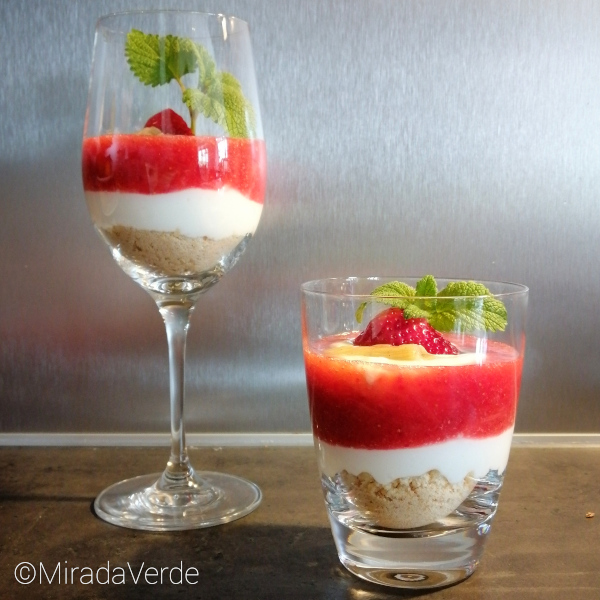 Erdbeer-Rhabarber-Dessert mit Zitronenmelisse im Rotweinglas und Schwenker