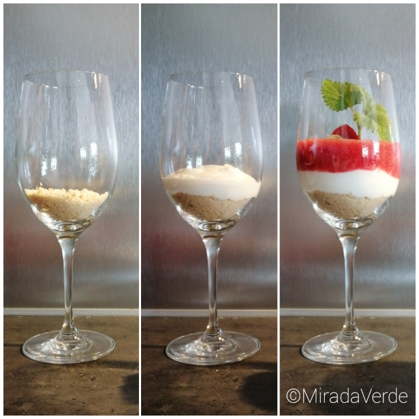 Erdbeer-Rhabarber-Dessert mit Zitronenmelisse in die Gläser schichten