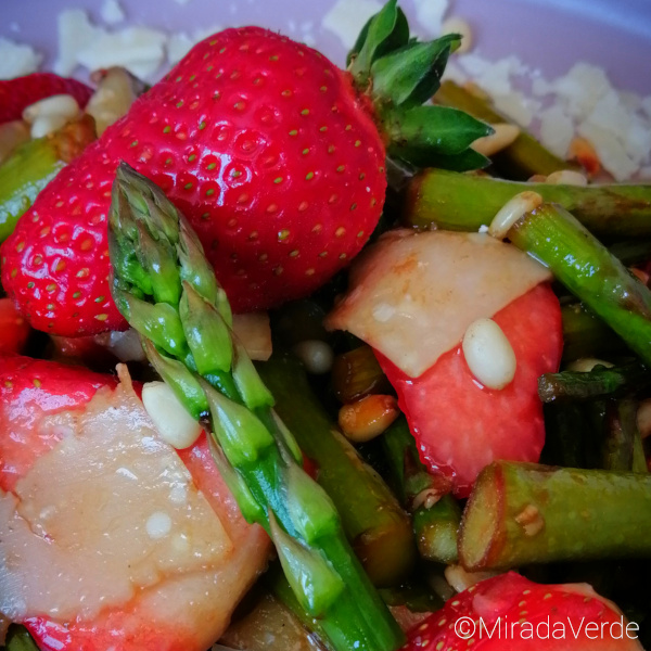 Lauwarmer Spargel-Erdbeer-Salat