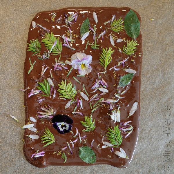 Schokolade mit Blüten und Kräutern belegen