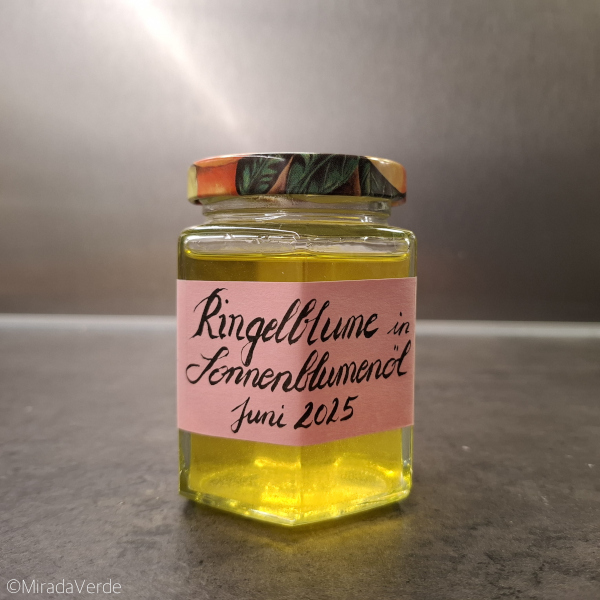 Ringelblume in Sonnenblumenöl ausgezogen