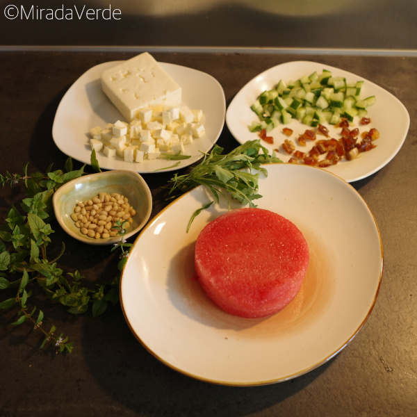 Wassermelonen-Pfefferminzsalat vorbereiten
