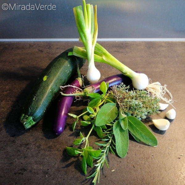 Kräuter und Gemüse für Zucchini Tuna Lasagne