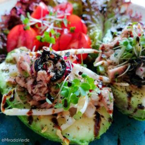 Thunfischsalat in Avocado auf Salat