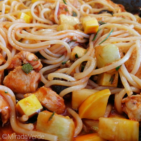Spaghetti mit Zucchini, Huhn und frischen Kräutern