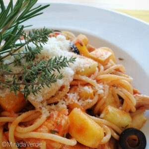 Spaghetti mit Zucchini, Huhn und frischen Kräutern