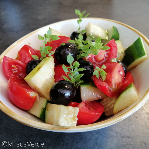 Salat aus Tomaten, Gurken, Oliven und Basilikum