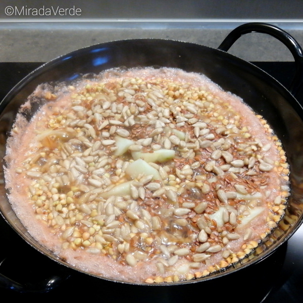 Buchweizen-Porridge mit Apfel, Datteln, Sonnenblumenkerne und Leinsamen einkochen