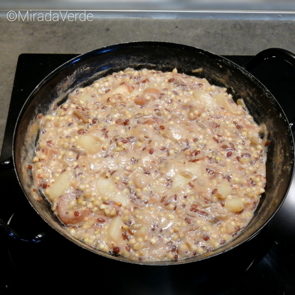 Buchweizen-Porridge mit Apfel, Datteln, Sonnenblumenkerne und Leinsamen einkochen