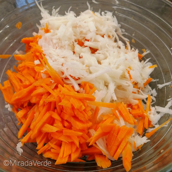 Schwarzer Rettich und Karotten gerieben für Salat