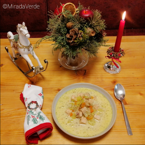Finnische Lachssuppe (Lohikeitto), Schaukelpferd, Weihnachtsdekorationen, Kerze