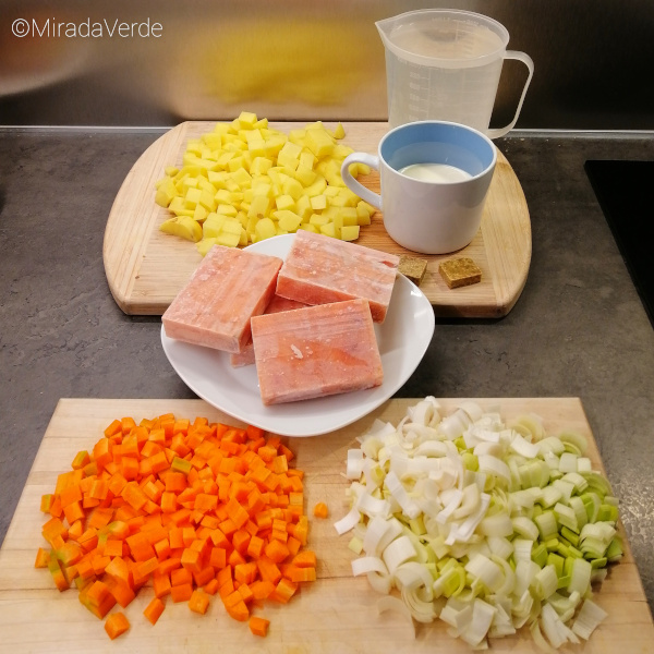 Karotten, Lauch, Lachs, Kartoffeln, Schlagobers, Suppe für Lohikeitto