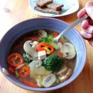 Scharfe Champignon Tofu Suppe im Suppentopf
