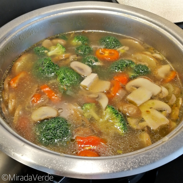 Scharfe Champignon Tofu Suppe zubereiten