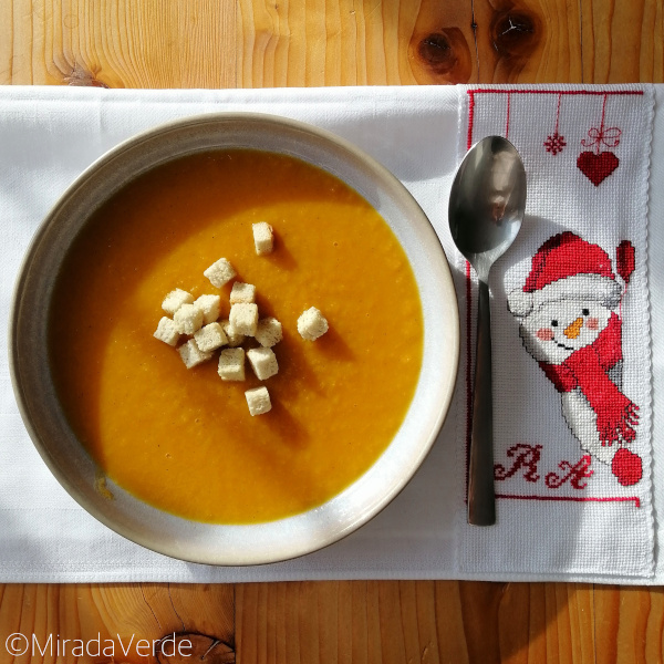 Karotten-Orangen-Suppe mit Croutons