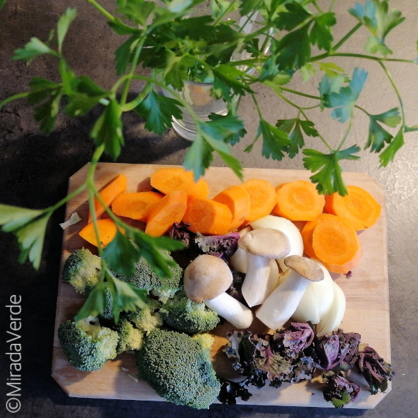Küchenfertiges Gemüse. Karotten, Brokkoli, Flower Sprouts, Kräuterseitlinge, Petersilie