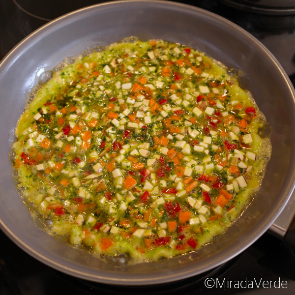 Grünkohlpesto-Gemüse-Frittata ausbacken