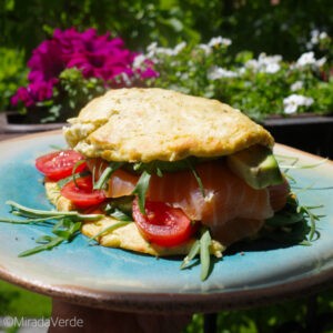 Avocado Cottage Cheese Sandwich mit Räucherlachs und Gemüse