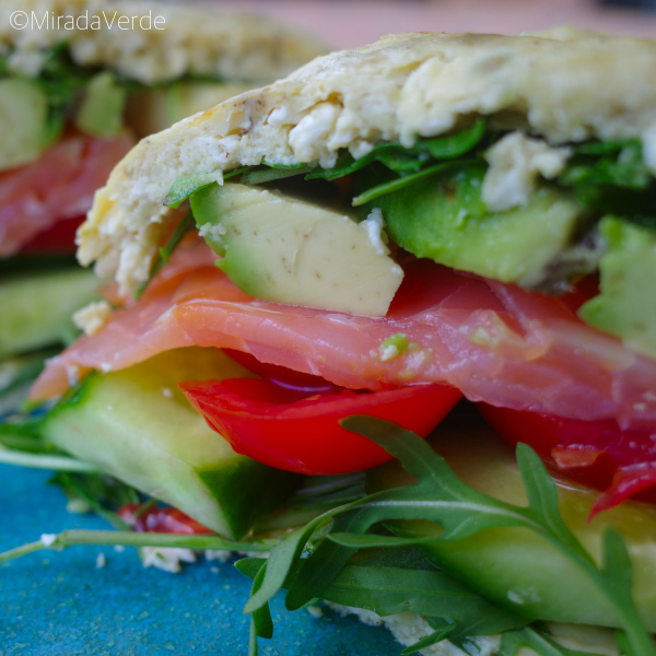 Avocado Cottage Cheese Sandwich mit Räucherlachs und Gemüse