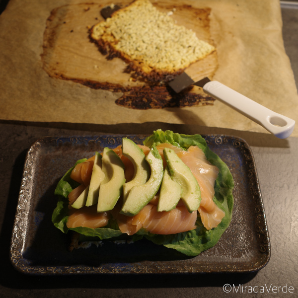 Gebackenes Cottage Cheese Sandwich mit Salat, Räucherlachs und Avocado füllen