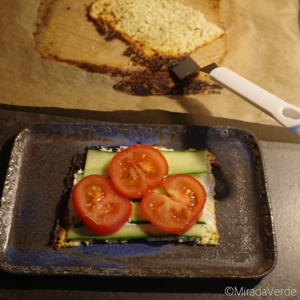 Gebackenes Cottage Cheese Sandwich mit Gurke und Tomaten füllen