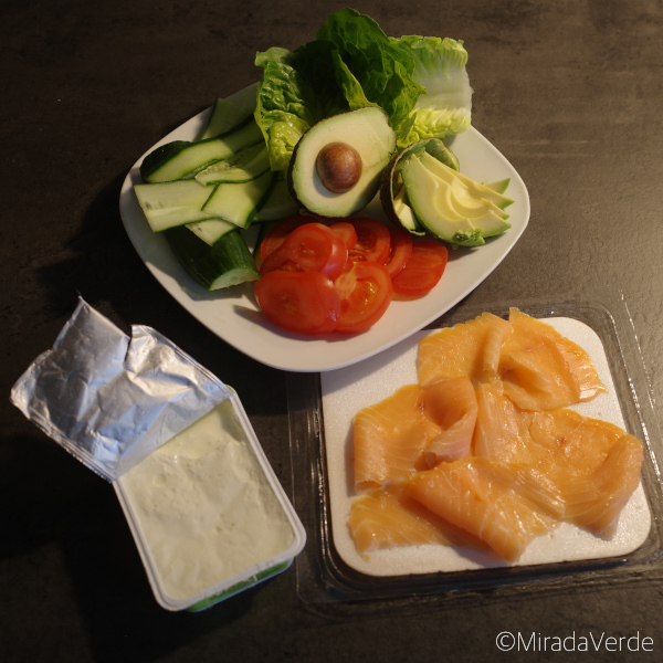 Frischkäse, Gurke, Avocado, Salat, Tomate, Räucherlachs