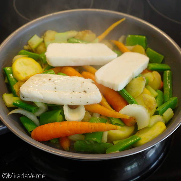 Halloumi auf frischem Gemüse in der Pfanne