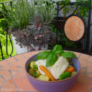 Halloumi auf frischem Marktgemüse mit Basilikum