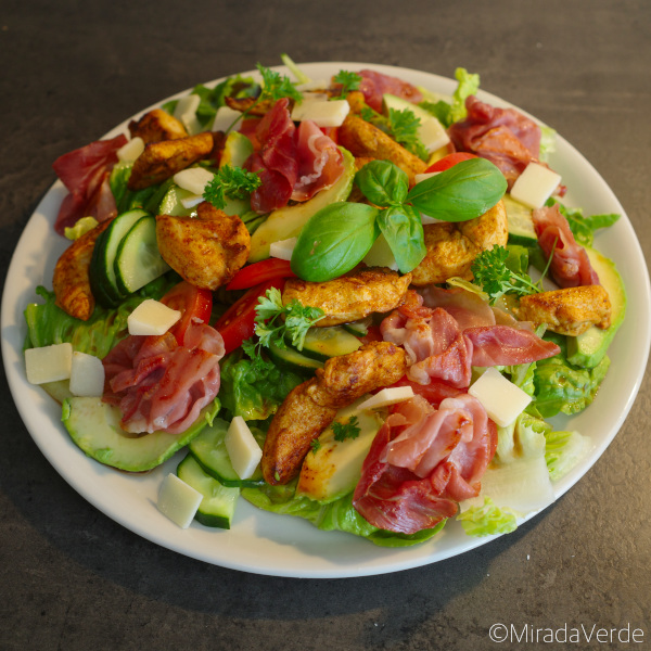 Salat mit Huhn und Rohschinken