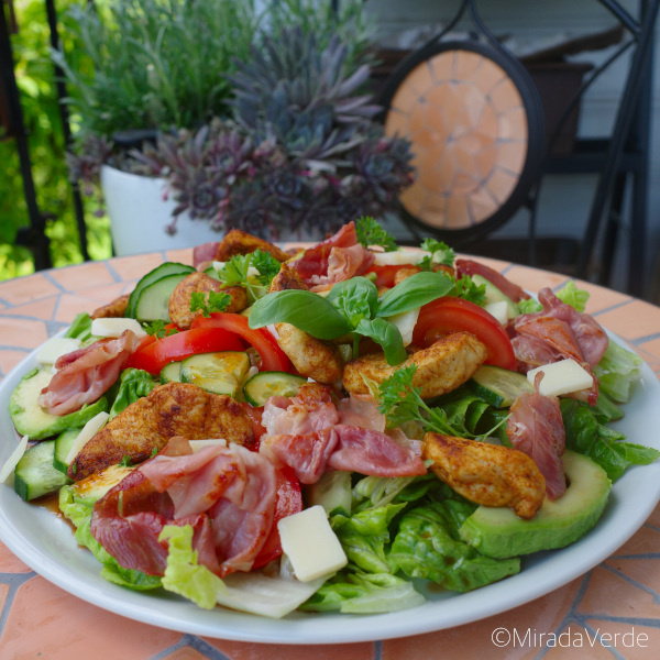 Salat mit Huhn und Rohschinken