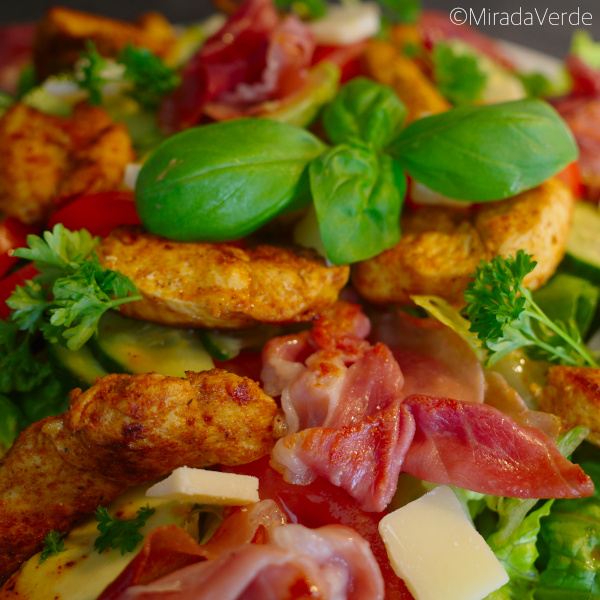 Salat mit Huhn und Rohschinken und Basilikum