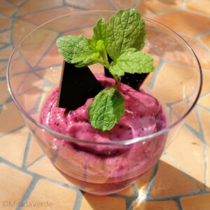 Beerenmilcheis mit Sommerblüten, Zitronenmelisse und Schokolade