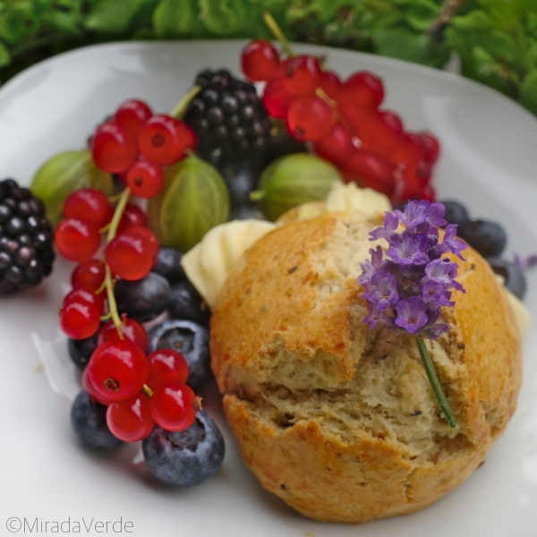 Lavendel-Scones mit Butter und Beeren und Lavendelblüte