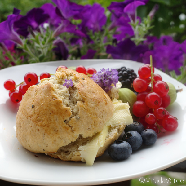 Lavendel-Scones mit Butter und Beeren